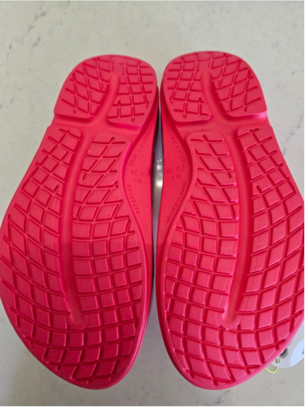 OOFOS OOlala Luxe Recovery Flip-Flops Women's Size 7 Neon Berry Punch Pink - Picture 3 of 8